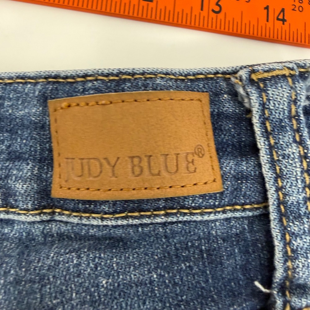 Judy Blue Capri Fit Distressed Medium Wash Denim Jeans JB88211 Size 9/29 - Picture 13 of 14
